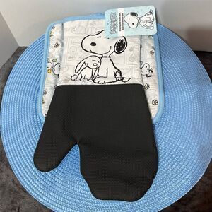 Peanuts Snoopy Oversized Oven Mitt and Pot Holder set of 2 NWT